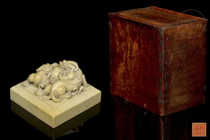 Viereckiges Siegel, geschnitzt aus cremefarbenem S