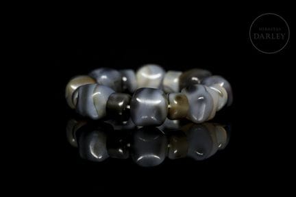Armband bestehend aus sechzehn Perlen aus Naturach