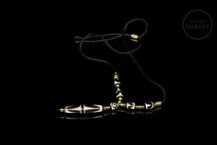 A devotional necklace consisting of a large, spind