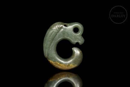 Olivgrüne Jade mit rostfarbenen Patina-Bereichen i