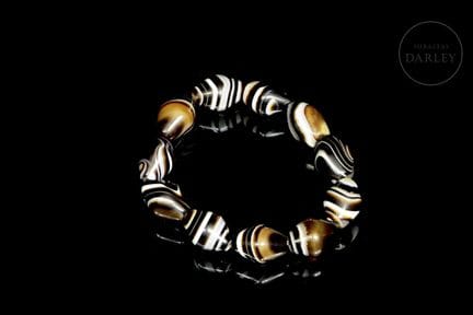 Composed of eleven biconical beads made of natural