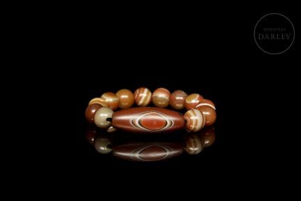 A bracelet composed of twelve spherical agate bead