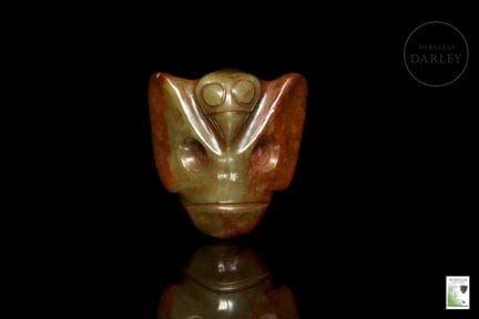 Olivgrüne Jade mit tiefen Patina-Spuren in rötlich