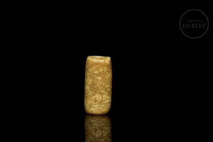 Perle en jade de forme cylindrique aux extrémités 