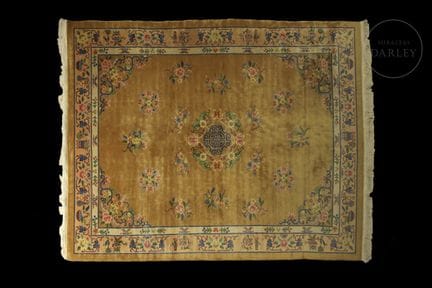 Traditioneller Teppich aus Naturwolle auf senffarb