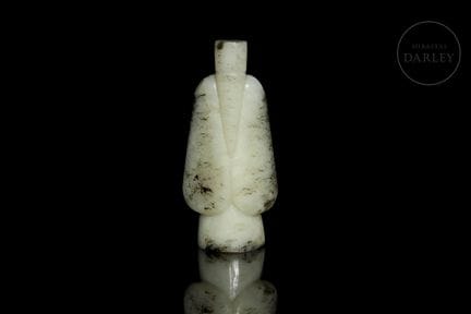 Weiße Jade mit dunklen Mineral Einschlüssen und na