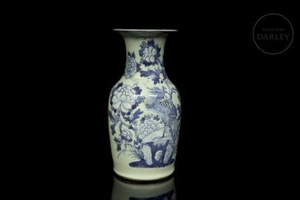Porzellanvase mit stilisierter Silhouette und gloc