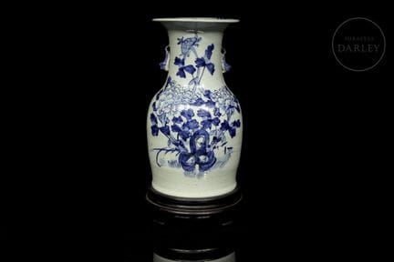 Porzellanvase mit glockenförmiger Öffnung und eine