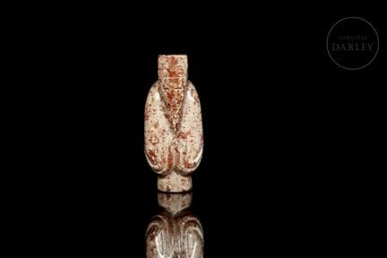 Pendentif ou talisman, sculpté dans du jade, au fo