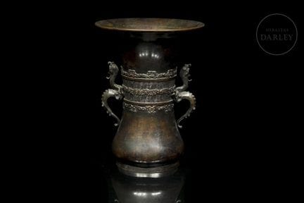 Zeremonielle Vase aus Bronze oder Metall mit dunkl