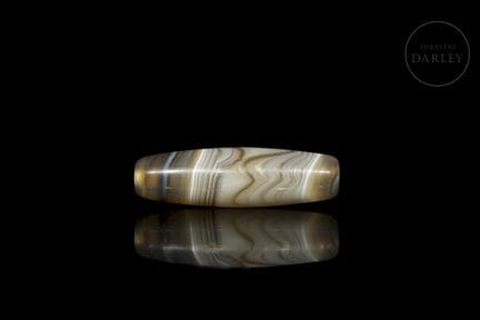 Exquisite fusiform bead carved from naturally vein