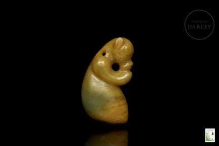 Amulette sculptée dans du jade vert olive, présent