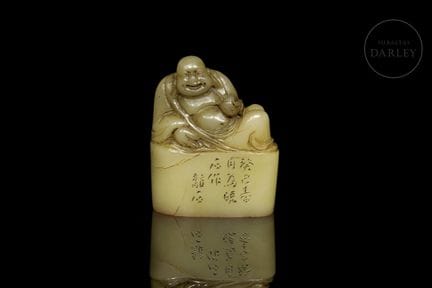 An oval-shaped seal carved from Shoushan stone wit