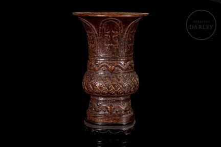 Ritualvase im archaischen Stil, geschnitzt aus Aga