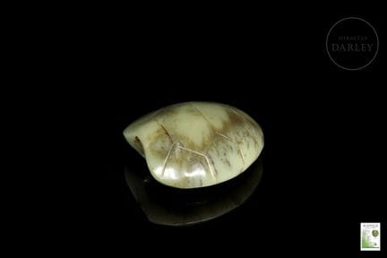 Celadon-grüne Jade mit Adern in Ocker- und Brauntö