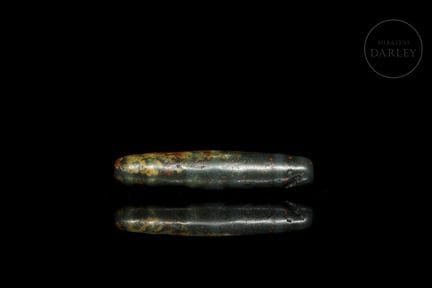 An archaic ritual vessel with a cylindrical-fusifo