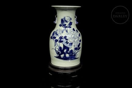 Porzellanvase mit glockenförmiger Öffnung und eine