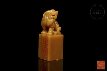 A square-based seal, carved from amber-colored Sho