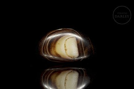 Amulett mit ovaler Silhouette und sanft gewölbten 