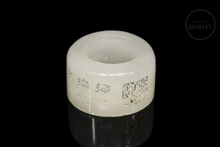 Bogenschützenring (板指) aus weißer Jade mit leichte