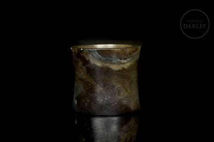 Ornement rituel archaïque de forme cylindrique con