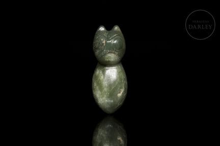 Amulette en jade vert olive présentant de légères 