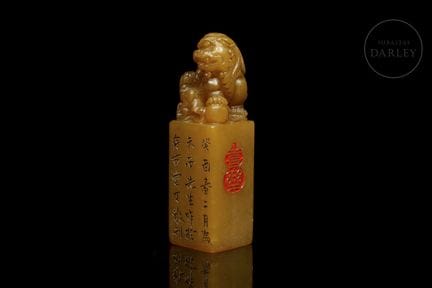 A rectangular seal carved from caramel-colored Sho