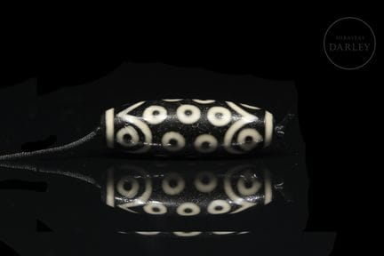 Black agate prayer bead with ivory-white decoratio
