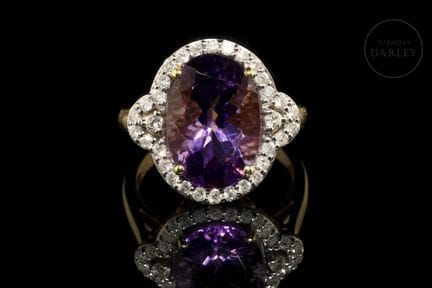 Ring aus 18 Karat Gelbgold mit einem dunkelviolett
