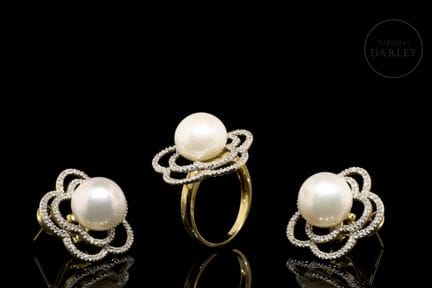 Bestehend aus einem Ring und Ohrringen. Design in 