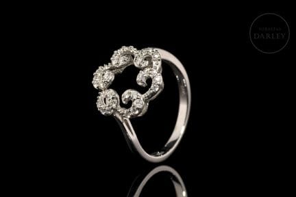 Ring aus 18 Karat Weißgold mit Diamanten, verziert