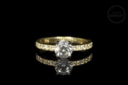 Ring aus 14-karätigem Gelbgold. Das Design weist e