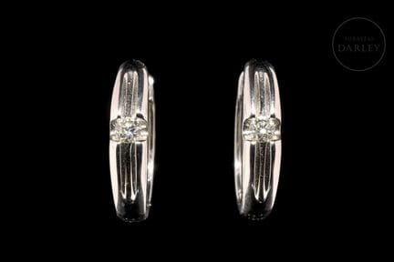 Schlichtes Ringmodell mit einer verzierten Vorders