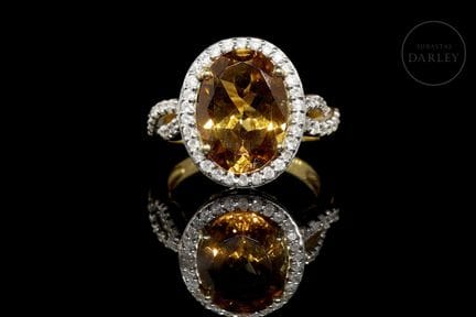 Ring aus 18 Karat Gelbgold mit einem oval geschlif
