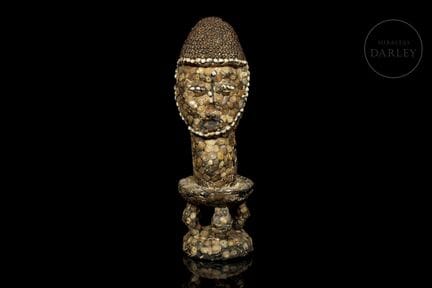 Skulptur, die eine Figur auf einem traditionellen 