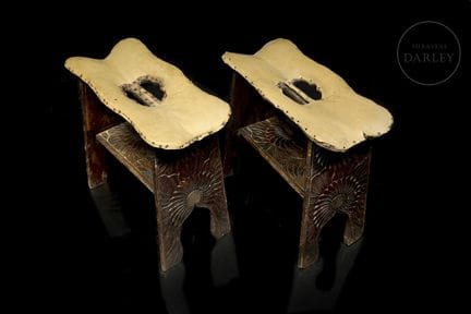 Geschnitztes Holz und Leder; Gestell mit gebrochen