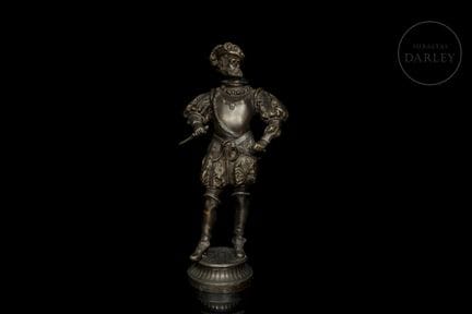 Bronzeskulptur mit dunkler Patina, die einen stehe
