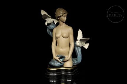 Farbige Steingutfigur mit seidenmatter Oberfläche.
