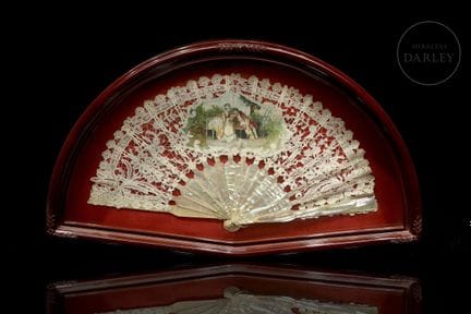 A lace fan with mother-of-pearl ribs, featuring de