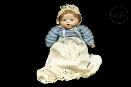 Bambola tipo “bambino” con carattere, con testa in