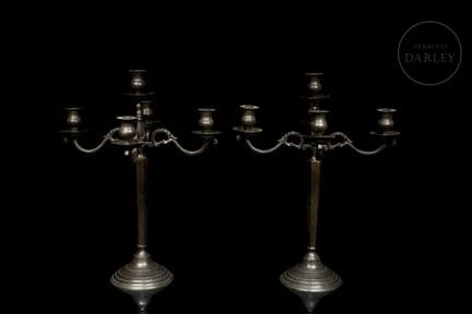 Pareja de candelabros en bronce con fuste estriado