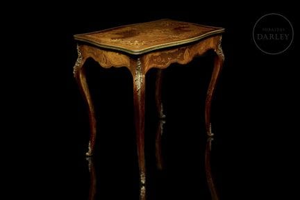 Table d'appoint de style Louis XV en bois, avec un