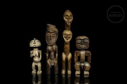 Set di quattro sculture in legno composto da: figu