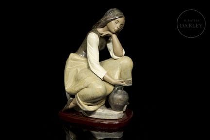 Figur aus polychromem Steingut mit seidenmatter Ob