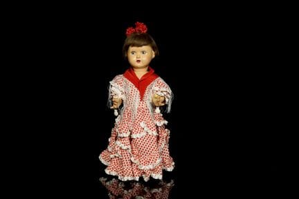 Bambola iconica, vestita con il suo abito da flame