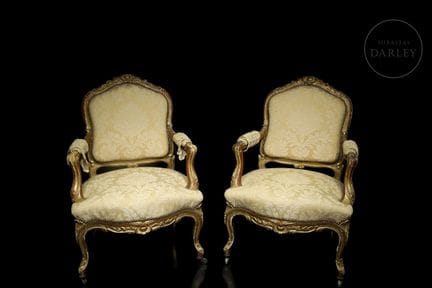 Ein Paar „Fauteuils à la reine“-Sessel aus geschni