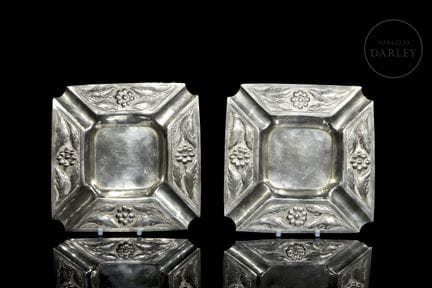 Coppia di posacenere in argento 900. Di forma quad