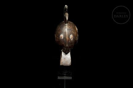 Aus Holz geschnitzt und mit dunkler Patina versehe