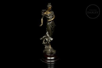 Bronze mit dunkler Patina und goldenen Reflexen; e