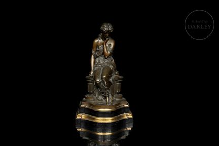 Skulptur aus Bronze mit Patina, die eine elegante 